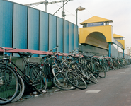 823964 Afbeelding van foutief geparkeerde fietsen op het Stationsplein te Utrecht, naast de ingang van de officiële ...